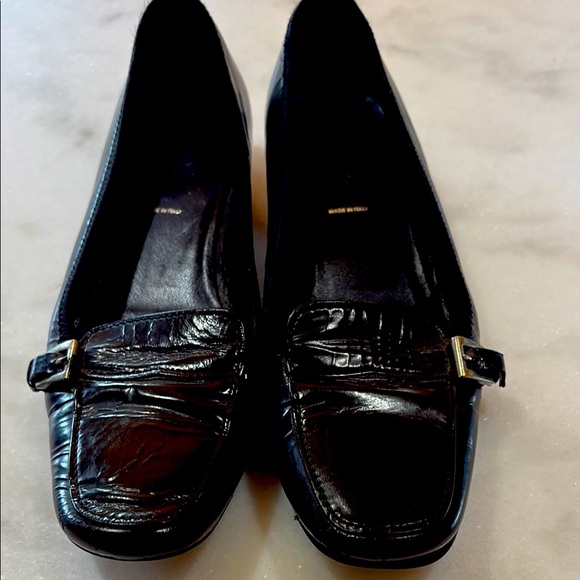 Prada Elegant Black Leather Loafers - Picture 1 of 3